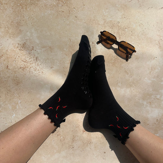 Black ruffle chili socks